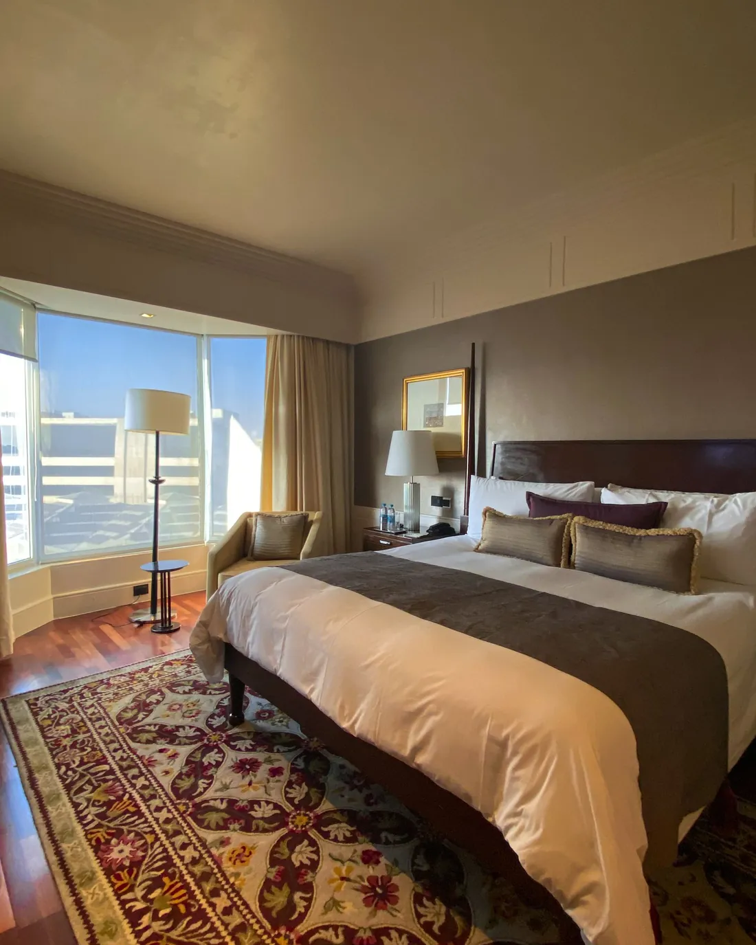 Suite de hotel con luz cálida